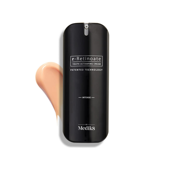 Embalagem preta de creme r-Retinoate da Medik8 com uma amostra bege sobre fundo branco-25