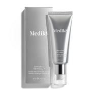 Sérum e embalagem Medik8 Crystal Retinal sobre fundo branco