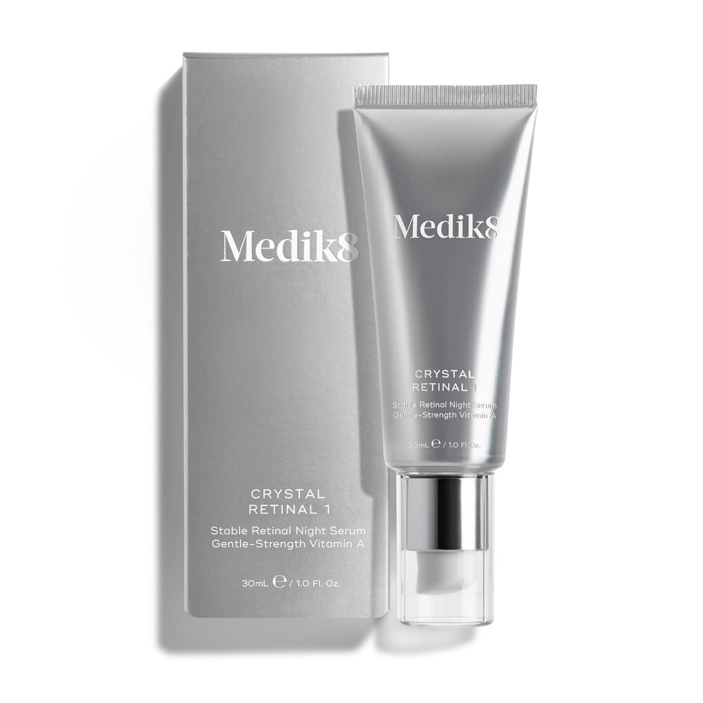 Sérum e embalagem Medik8 Crystal Retinal sobre fundo branco