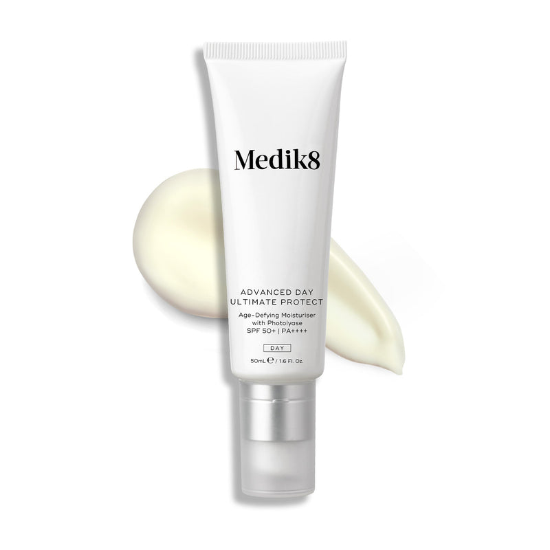 Produto de cuidados de pele Medik8 com amostra de creme sobre fundo branco
