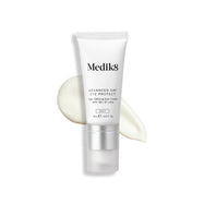 Tubo de creme de olhos Medik8 com uma amostra sobre fundo branco