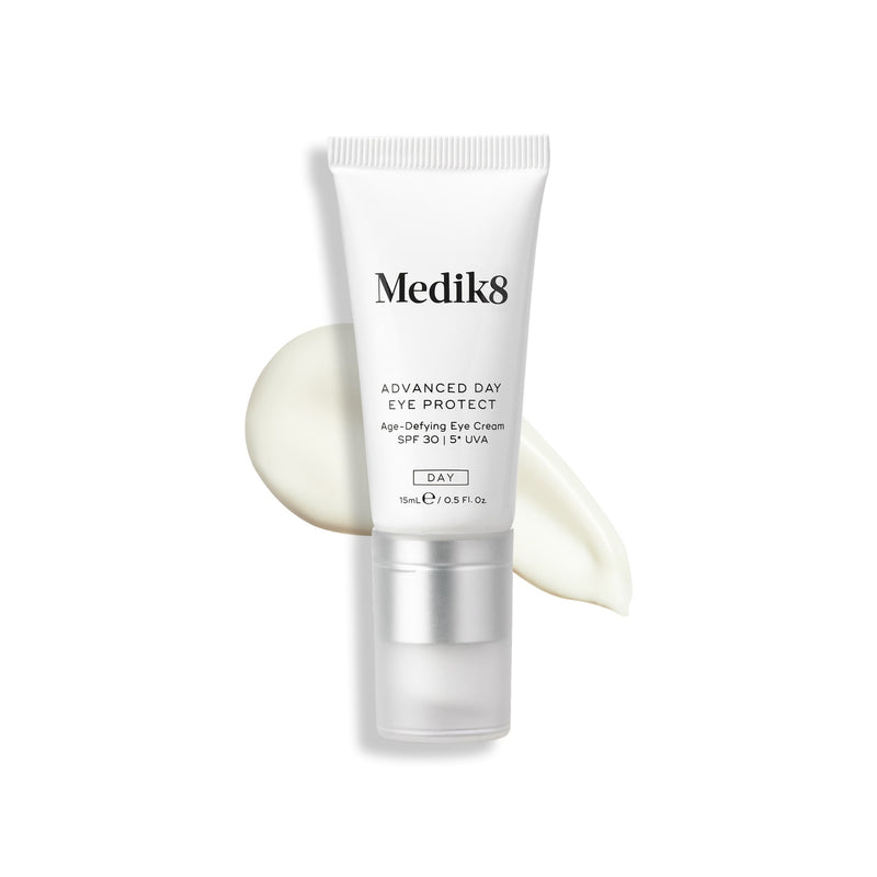 Tubo de creme de olhos Medik8 com uma amostra sobre fundo branco