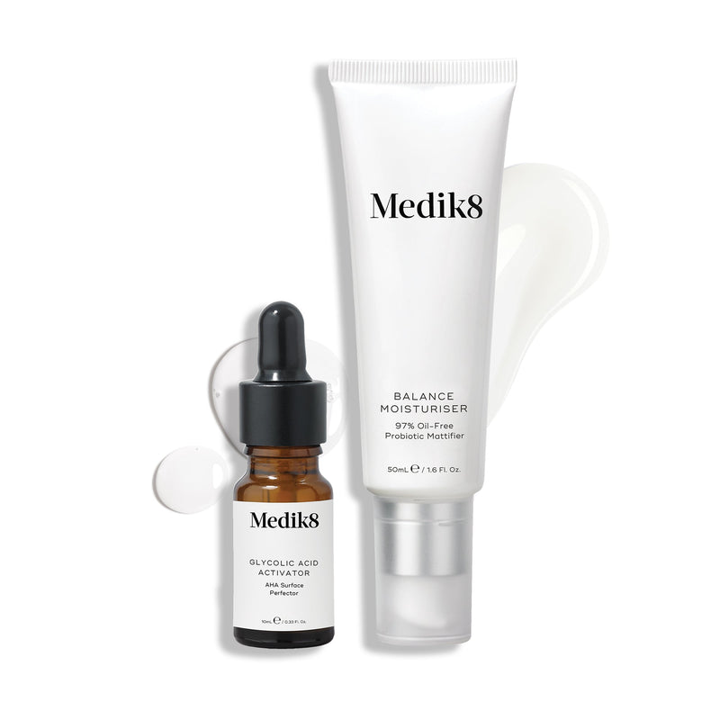 Produtos de cuidados de pele Medik8, incluindo um sérum e um hidratante, sobre fundo branco