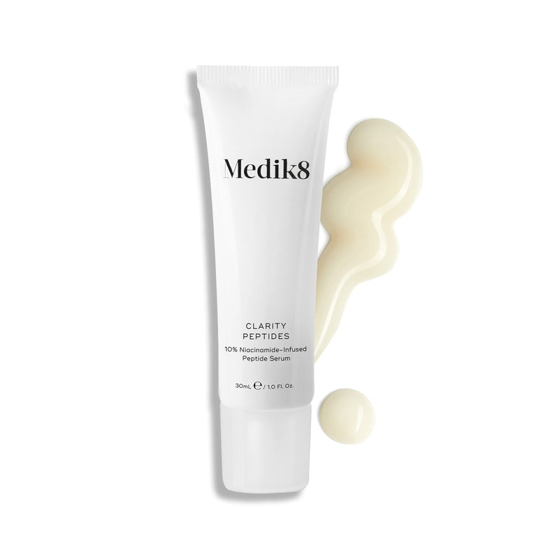 Tubo de sérum Medik8 Clarity Peptides com uma gota sobre fundo branco
