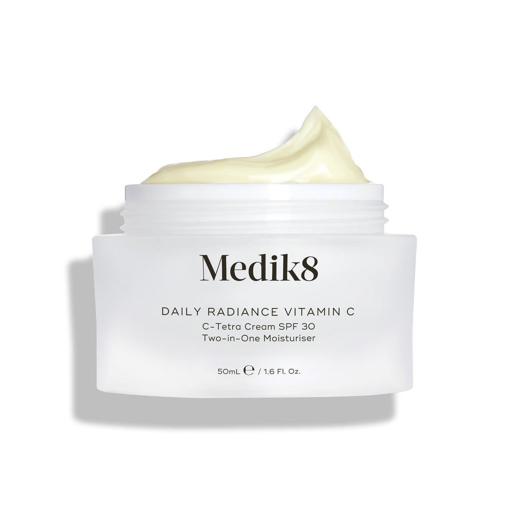 Frasco de creme Medik8 Daily Radiance Vitamin C sobre fundo branco