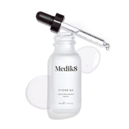 Frasco de sérum Medik8 com conta-gotas sobre fundo branco