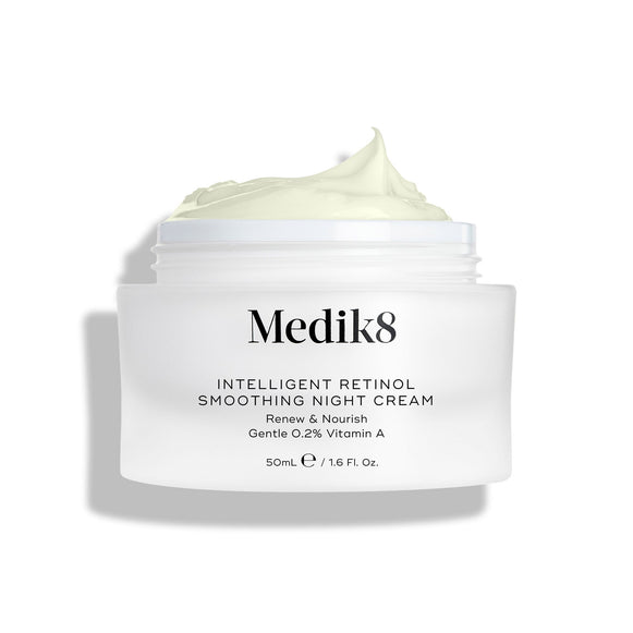 Uma imagem do boião aberto do Intelligent Retinol Smoothing Night Cream, mostrando o creme sobre fundo branco.-12