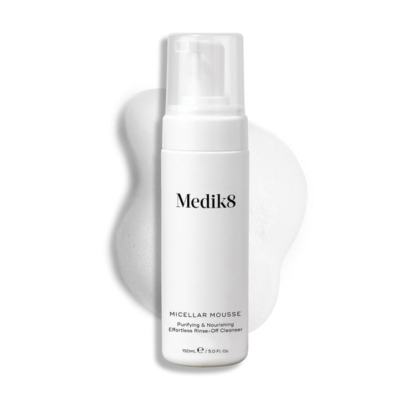 Frasco de Medik8 Micellar Mousse sobre fundo branco-17