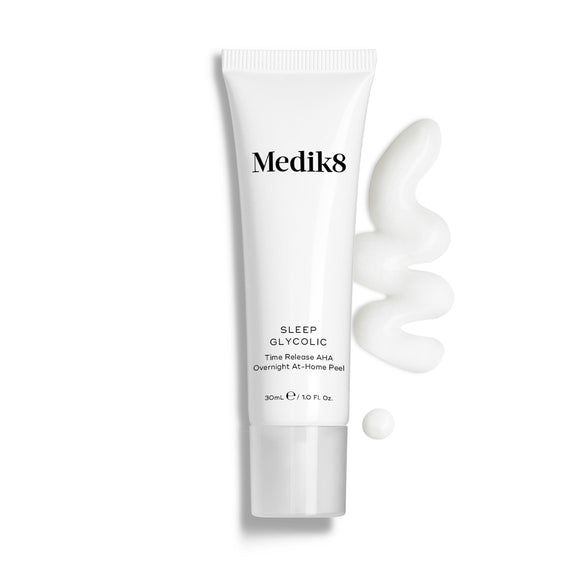 Produto de cuidados de pele Medik8 Sleep Glycolic com amostra de creme sobre fundo branco-2