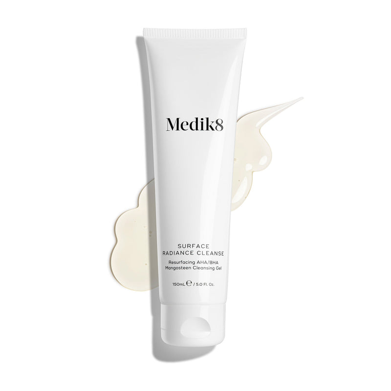 Produto de cuidados de pele Medik8 sobre fundo branco