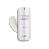 Frasco de creme de Retinol Medik8 com amostra de creme sobre fundo branco