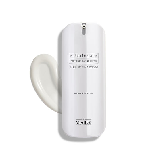 Frasco de creme de Retinol Medik8 com amostra de creme sobre fundo branco-30
