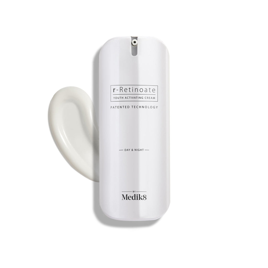 Frasco de creme de Retinol Medik8 com amostra de creme sobre fundo branco