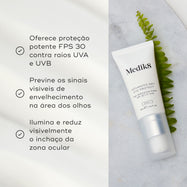 O tubo Advanced Day Eye Protect repousa numa superfície de mármore cinza claro ao lado de uma folha de feto verde. Os marcadores listam os seus benefícios: oferece proteção potente FPS 30 contra raios UVA e UVB, previne os sinais visíveis de envelhecimento na área dos olhos, e ilumina e reduz visivelmente o inchaço da zona ocular.