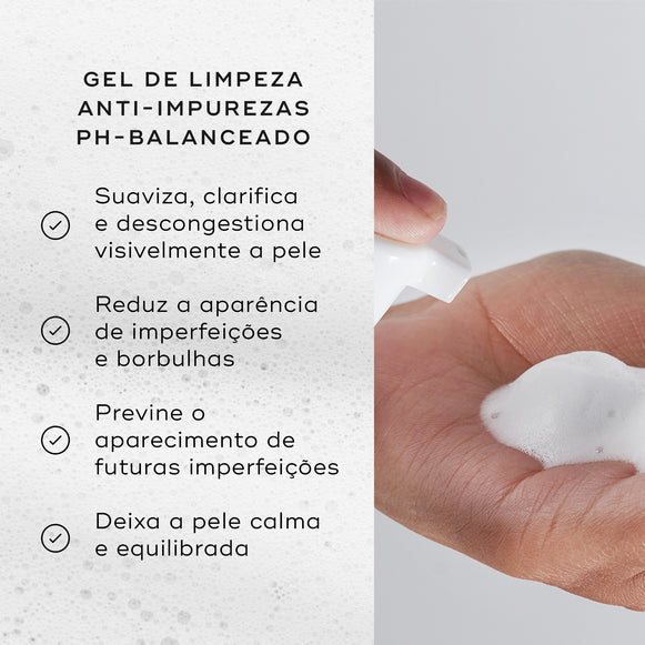 Close-up de um doseador dispensando espuma branca numa mão contra um fundo claro. Intitulado "GEL DE LIMPEZA ANTI-IMPUREZAS PH-BALANCEADO", os marcadores listam os benefícios: suaviza, clarifica e descongestiona visivelmente a pele, reduz a aparência de imperfeições e borbulhas, previne o aparecimento de futuras imperfeições, e deixa a pele calma e equilibrada.-hover-1