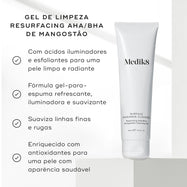 Um tubo Medik8 Surface Radiance Cleanse assenta num pedestal branco contra um fundo cinza claro. Intitulado gel de limpeza resurfacing AHA/BHA de mangostão, os marcadores listam os seus benefícios: ácidos iluminadores e esfoliantes para uma pele limpa, fórmula gel-para-espuma refrescante, suaviza linhas finas e rugas, e enriquecido com antioxidantes para uma pele com aparência saudável.