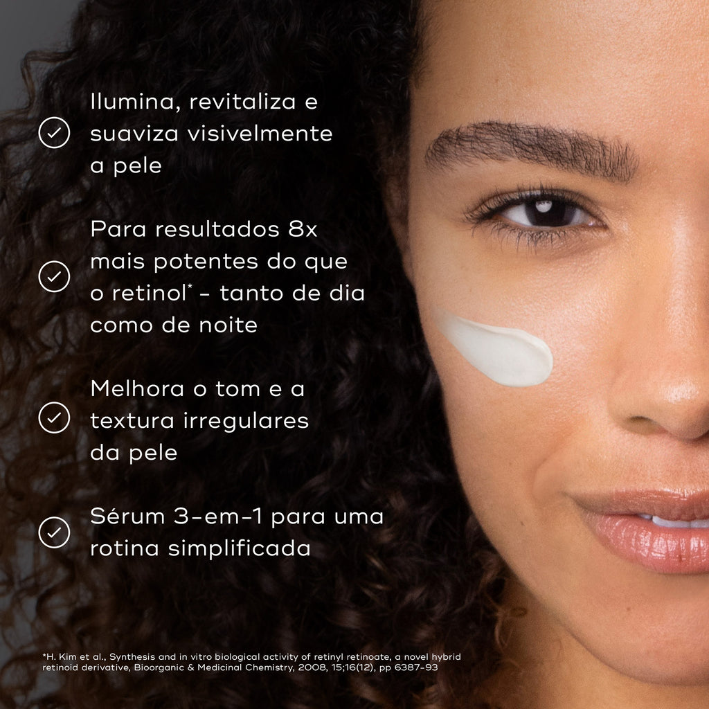 Close-up de uma mulher sorridente com um pouco de creme na bochecha contra um fundo escuro. Os marcadores listam os benefícios: ilumina, revitaliza e suaviza visivelmente a pele; proporciona resultados 8x mais potentes do que o retinol (de dia e de noite); melhora o tom e a textura irregulares da pele; e atua como um sérum 3-em-1 para uma rotina simplificada.