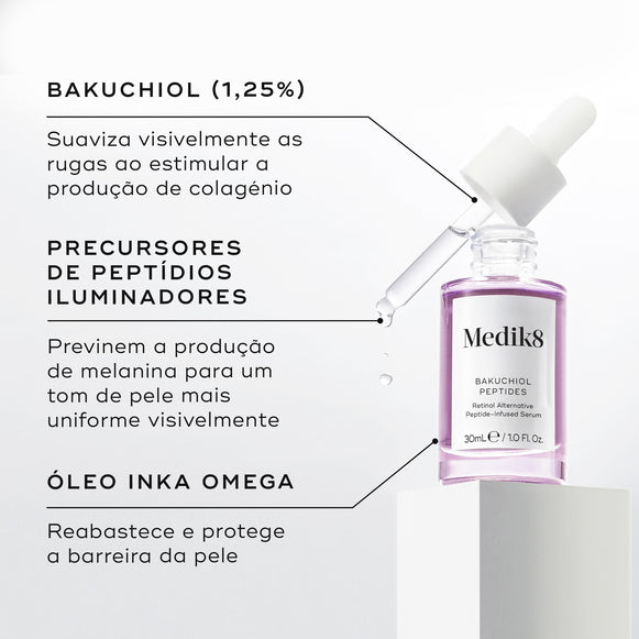 Frasco de sérum Medik8 Bakuchiol Peptides com um conta-gotas suspenso dispensando líquido contra um fundo branco. O texto em português destaca os ingredientes principais: Bakuchiol (1,25%) para suavizar visivelmente as rugas ao estimular a produção de colagénio, Precursores de Peptídios Iluminadores para prevenir a produção de melanina para um tom de pele mais uniforme visivelmente, e Óleo Inka Omega para reabastecer e proteger a barreira da pele.-hover-20