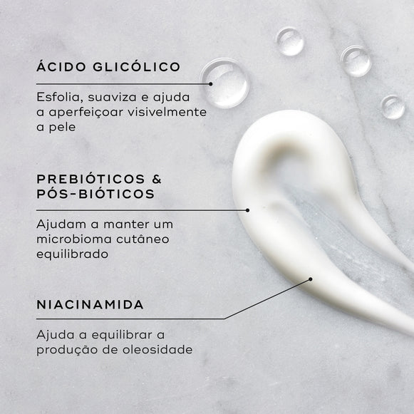 Close-up de um creme branco e gotas de líquido transparente num fundo de mármore claro. Linhas de texto destacam os ingredientes-chave: Ácido Glicólico para esfoliar, suavizar e ajudar a aperfeiçoar visivelmente a pele; Prebióticos e Pós-bióticos para ajudar a manter um microbioma cutâneo equilibrado; e Niacinamida para ajudar a equilibrar a produção de oleosidade.-hover-23
