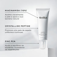 O tubo Clarity Peptides assenta num pedestal branco contra um fundo cinza claro. Linhas de texto destacam os ingredientes-chave: Niacinamida (10%) para acalmar visivelmente a pele e apoiar a sua barreira natural, Crystallide Peptide para promover uma pele de aspeto uniforme e luminoso, e Zinc PCA para ajudar a equilibrar as bactérias causadoras de imperfeições.