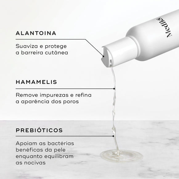 Um frasco de Medik8 Daily Refresh Balancing Toner despeja líquido transparente sobre uma superfície marmoreada contra um fundo claro. O texto em português destaca os ingredientes principais: Alantoína para suavizar e proteger a barreira cutânea, Hamamélis para remover impurezas e refinar a aparência dos poros, e Prebióticos para apoiar as bactérias benéficas da pele enquanto equilibram as nocivas.-hover-6