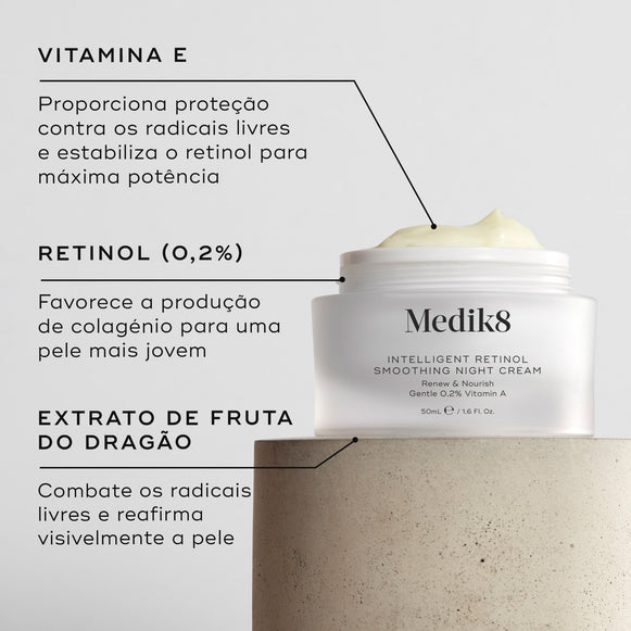 Um frasco aberto de Intelligent Retinol Smoothing Night Cream assenta num pedestal de pedra. Linhas de texto apontam para o produto, destacando os ingredientes-chave: Vitamina E para proteção contra os radicais livres, Retinol (0,2%) para produção de colagénio e Extrato de Fruta do Dragão para reafirmar visivelmente a pele.-hover-12