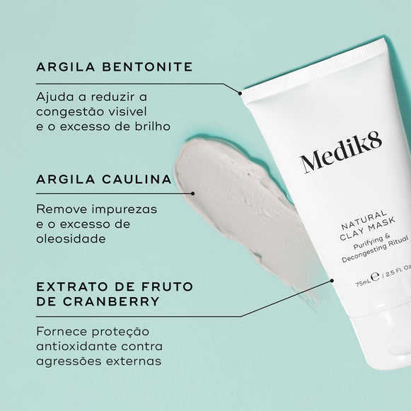 Close-up de uma textura de argila cinza e do tubo Natural Clay Mask contra um fundo verde menta claro. Linhas de texto destacam os ingredientes-chave: Argila Bentonite para ajudar a reduzir a congestão visível e o excesso de brilho, Argila Caulina para remover impurezas e o excesso de oleosidade, e Extrato de Fruto de Cranberry para fornecer proteção antioxidante contra agressões externas.-hover-22