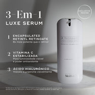 O frasco r-Retinoate Day & Night assenta numa superfície de mármore contra um fundo claro com um selo "EXCLUSIVO MEDIK8". Intitulado "3-Em-1 LUXE SERUM", o texto lista os seus componentes-chave: 1. Retinyl Retinoate Encapsulado (8x mais potente que o retinol), 2. Vitamina C Estabilizada (para luminosidade visível e poder antioxidante), e 3. Ácido Hialurónico (hidrata e preenche visivelmente).