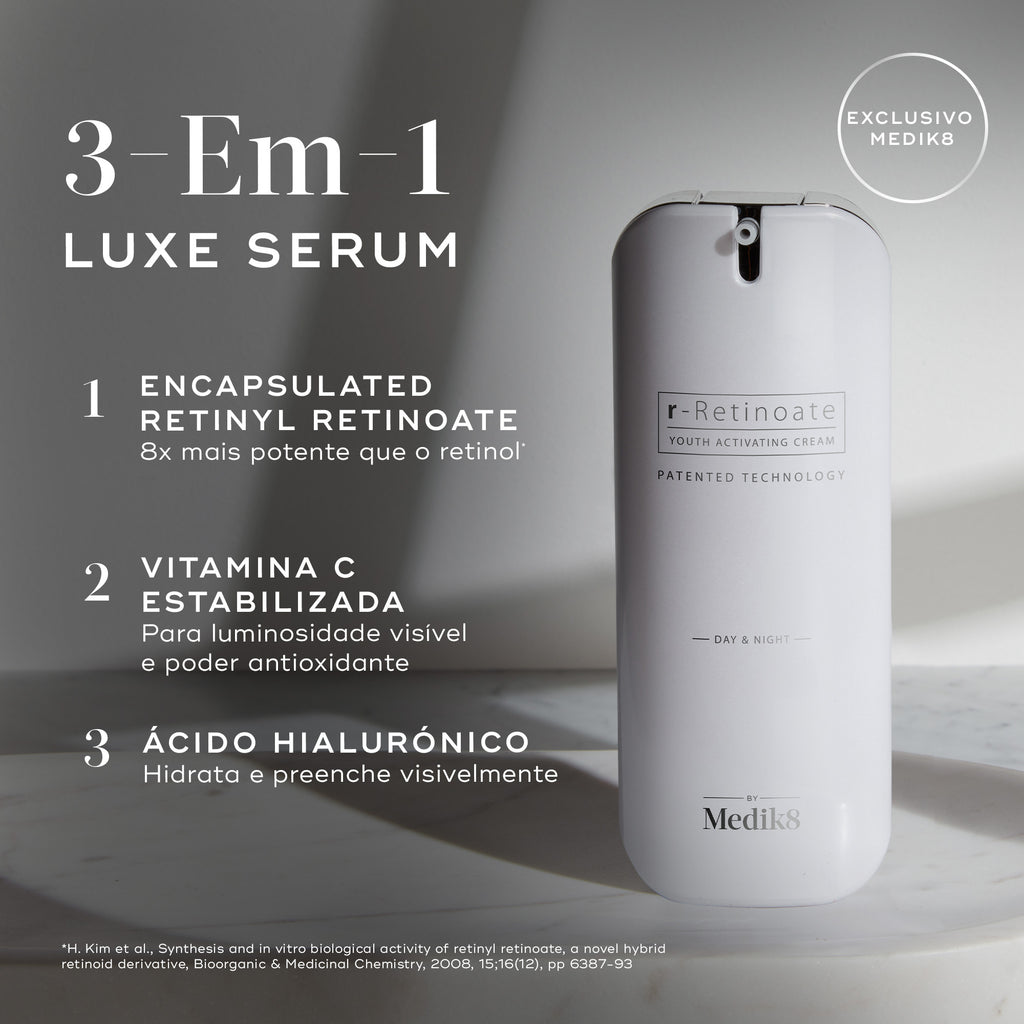O frasco r-Retinoate Day & Night assenta numa superfície de mármore contra um fundo claro com um selo "EXCLUSIVO MEDIK8". Intitulado "3-Em-1 LUXE SERUM", o texto lista os seus componentes-chave: 1. Retinyl Retinoate Encapsulado (8x mais potente que o retinol), 2. Vitamina C Estabilizada (para luminosidade visível e poder antioxidante), e 3. Ácido Hialurónico (hidrata e preenche visivelmente).