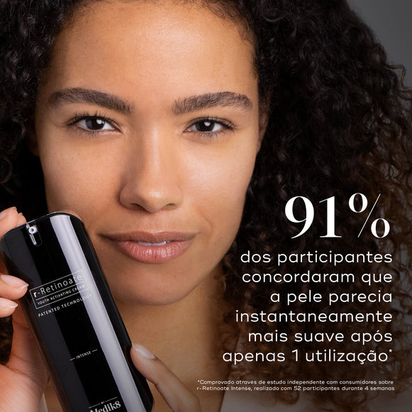 Um close-up de uma mulher segurando o frasco r-Retinoate Intense contra um fundo escuro neutro. Um texto grande afirma que 91% dos participantes concordaram que a pele parecia instantaneamente mais suave após apenas 1 utilização.-hover-25