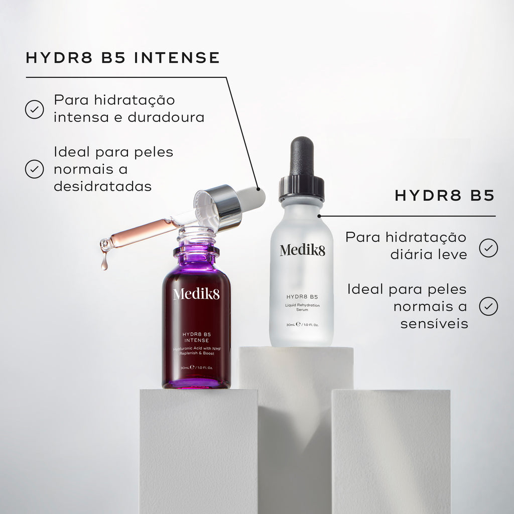Dois séruns Medik8 são comparados em pedestais brancos contra um fundo claro. À esquerda: Hydr8 B5 Intense (frasco roxo) proporciona hidratação intensa e duradoura, ideal para peles normais a desidratadas. À direita: Hydr8 B5 (frasco transparente) proporciona hidratação diária leve, ideal para peles normais a sensíveis.