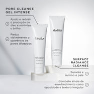 Os tubos Medik8 Pore Cleanse Gel Intense e Surface Radiance Cleanse estão sobre degraus brancos num fundo cinza claro. O texto lista os benefícios do Pore Cleanse Gel Intense: ajuda a reduzir o óleo e o brilho, e reduz visivelmente os poros dilatados. Benefícios do Surface Radiance Cleanse: suaviza e ilumina a pele, e combate sinais de envelhecimento como opacidade e textura irregular.