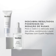 O tubo de Medik8 Eyelift Peptides e o frasco de Liquid Peptides assentam em blocos de exibição brancos. O texto em português sugere descobrir resultados poderosos na redução de rugas para o rosto e a delicada área dos olhos combinando Liquid Peptides com Eyelift Peptides.