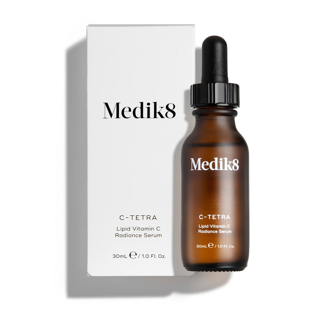 Frasco e embalagem de sérum Medik8 C-Tetra sobre fundo branco