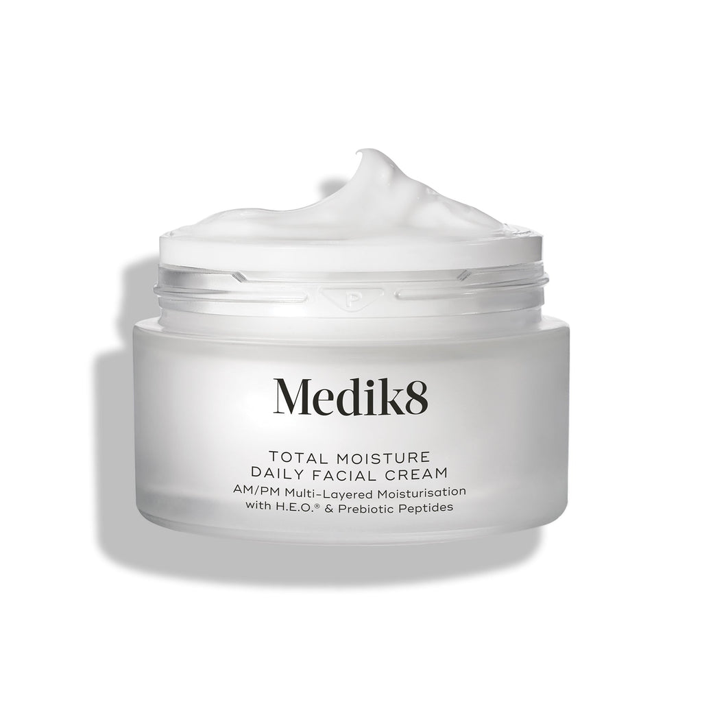 Boião de creme de rosto Medik8 Total Moisture Daily Facial Cream sobre fundo branco