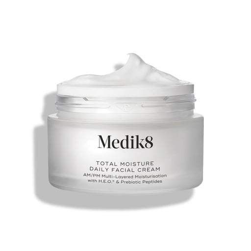 Boião de creme de rosto Medik8 Total Moisture Daily Facial Cream sobre fundo branco