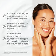 Uma mulher sorridente com pele luminosa é mostrada ao lado de um fundo de textura de creme branco. Os marcadores listam os benefícios: infunde hidratação nas camadas mais profundas da pele, preenche e suaviza instantaneamente a pele, e é clinicamente comprovado aumentar a função da barreira cutânea em +30% em 1 hora.