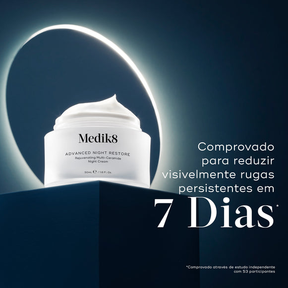 O pote Medik8 Advanced Night Restore fica em um bloco geométrico azul escuro com uma luz de halo brilhante atrás dele. O texto em português afirma com destaque que está comprovado que reduz visivelmente rugas persistentes em 7 dias, com base em um estudo independente.-hover-1