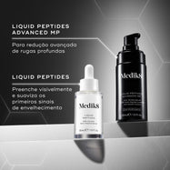Imagem de comparação mostrando o frasco transparente de Medik8 Liquid Peptides e o frasco preto de Liquid Peptides Advanced MP lado a lado em blocos prateados em camadas contra um fundo escuro. O texto em português explica os seus usos: Liquid Peptides Advanced MP para redução avançada de rugas profundas, e Liquid Peptides para preencher visivelmente e suavizar os primeiros sinais de envelhecimento.