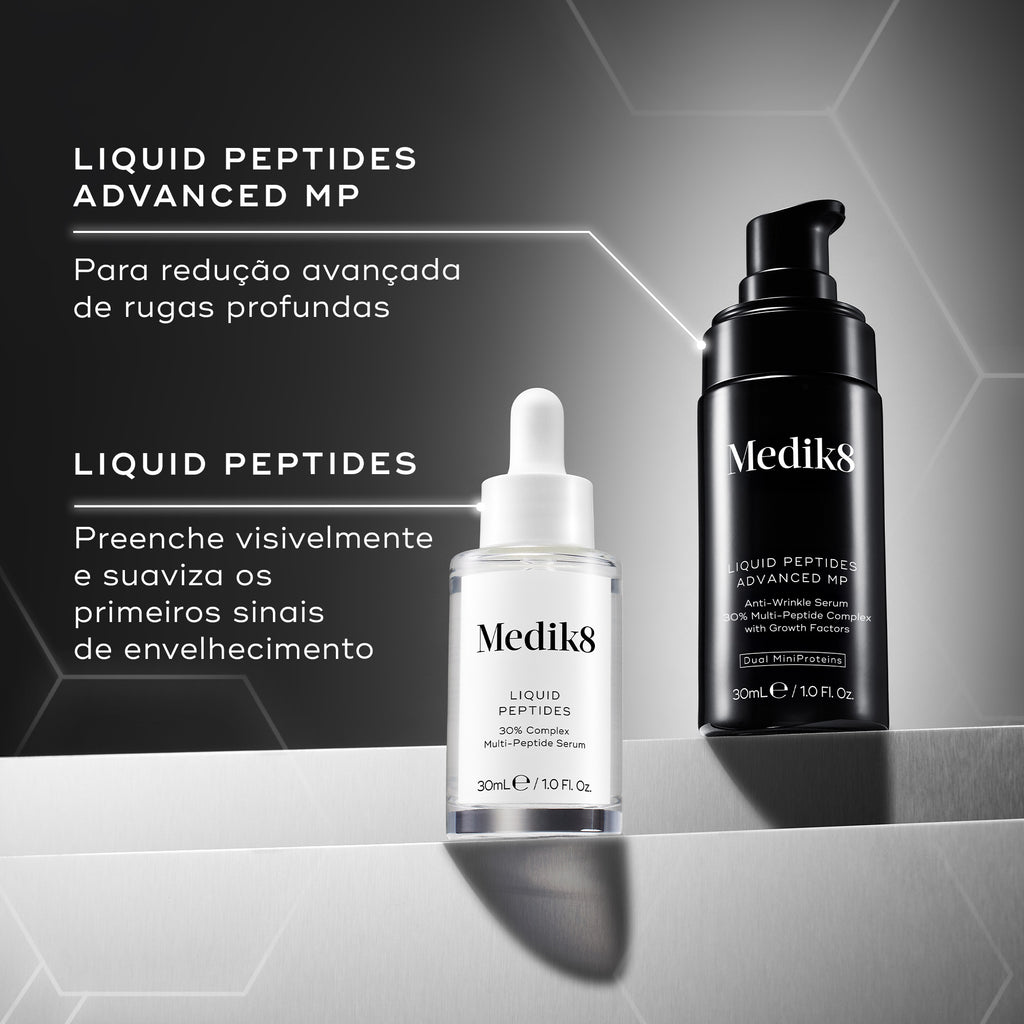 Imagem de comparação mostrando o frasco transparente de Medik8 Liquid Peptides e o frasco preto de Liquid Peptides Advanced MP lado a lado em blocos prateados em camadas contra um fundo escuro. O texto em português explica os seus usos: Liquid Peptides Advanced MP para redução avançada de rugas profundas, e Liquid Peptides para preencher visivelmente e suavizar os primeiros sinais de envelhecimento.
