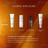 Um guia de rotina intitulado "COMO APLICAR" exibe quatro produtos Medik8 sobre um fundo laranja quente. A rotina matinal inclui: Surface Radiance Cleanse (LIMPAR), Press & Glow (TONIFICAR), sérum C-Tetra Advanced (VITAMINA C) e Advanced Day Ultimate Protect (HIDRATAR & SPF). Um quadro em destaque foca no C-Tetra Advanced, e um conselho de especialista na parte inferior recomenda o uso de vitamina A à noite para melhores resultados contra o envelhecimento.