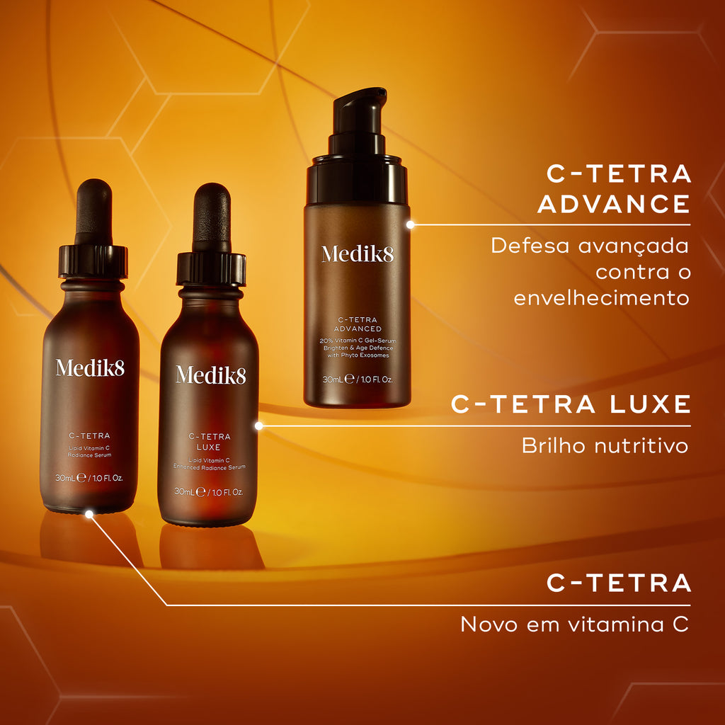 Três frascos de sérum Medik8 são comparados sobre um fundo laranja brilhante com gráficos hexagonais. O C-Tetra Advanced ganha destaque no topo para defesa avançada contra o envelhecimento, o C-Tetra Luxe no meio para brilho nutritivo, e o C-Tetra original na base para iniciantes em vitamina C.