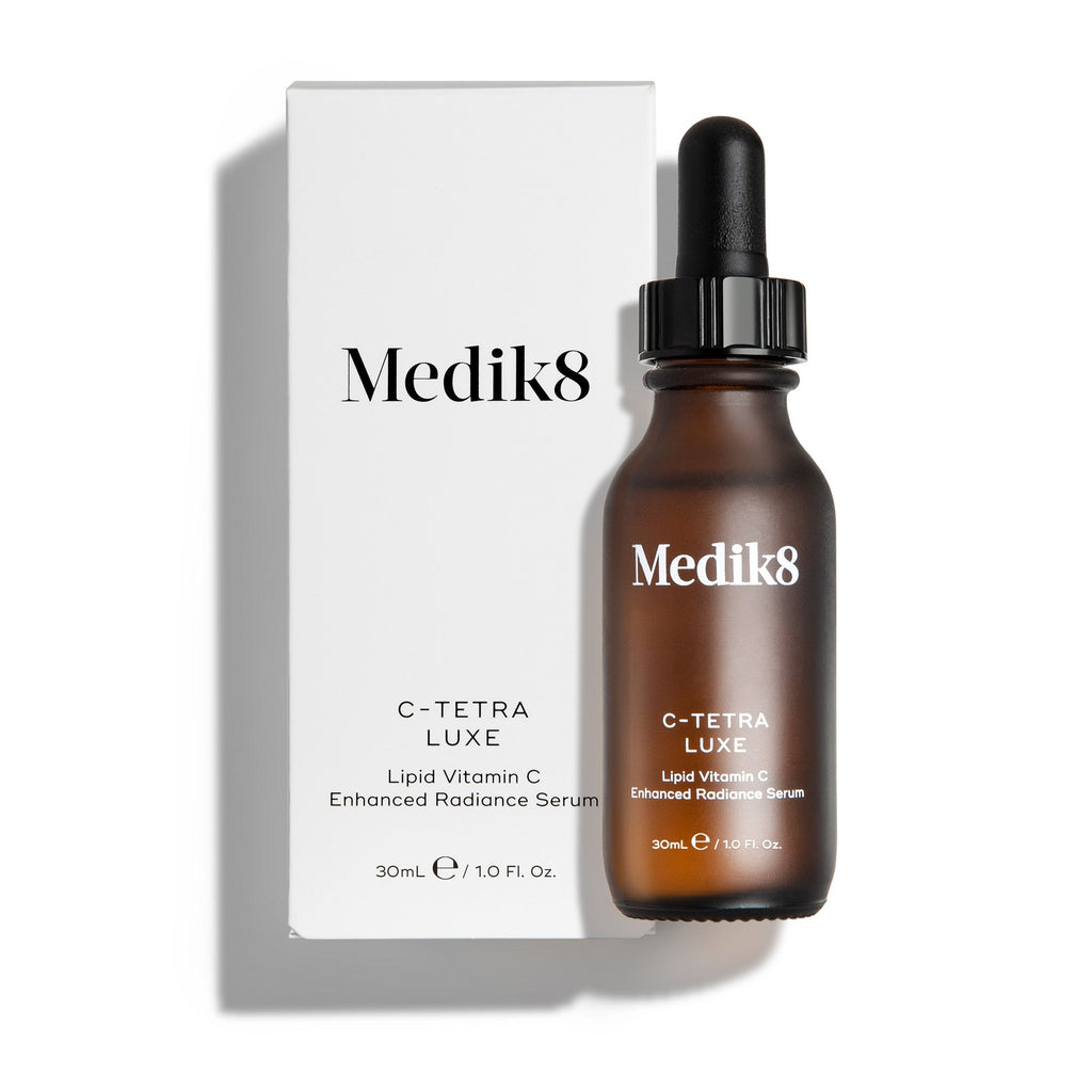 Frasco de sérum Medik8 C-Tetra Luxe com conta-gotas e embalagem sobre fundo branco