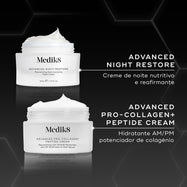 Contra um fundo cinza escuro hexagonal, dois frascos de creme Medik8 são comparados. O frasco superior é rotulado como "ADVANCED NIGHT RESTORE" como um creme noturno nutritivo e reafirmante. O frasco inferior é rotulado como "ADVANCED PRO-COLLAGEN+ PEPTIDE CREAM" como um hidratante AM/PM potenciador de colágeno. Ambos os frascos estão abertos, mostrando o creme branco no interior. Linhas brancas e texto fornecem os nomes detalhados dos produtos e benefícios.