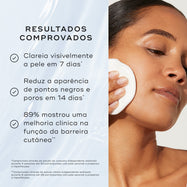 Uma mulher aplica um disco de algodão no rosto. O texto sobre um fundo azul aquoso lista resultados comprovados: clareia visivelmente a pele em 7 dias, reduz a aparência de pontos negros e poros em 14 dias, e 89% mostrou uma melhoria clínica na função da barreira cutânea.
