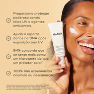 Uma mulher sorridente com um pouco de creme na bochecha segura o tubo de Advanced Day Ultimate Protect contra um fundo bege. Os marcadores listam os benefícios: poderosa proteção UV e ambiental, ajuda a reparar danos no DNA, 94% concorda que parece mais um hidratante, e 100% não experienciou acúmulo ou descamação.