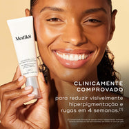 Uma mulher sorridente segura o tubo de Advanced Day Ultimate Protect contra um fundo bege quente. Um texto grande afirma que o produto é clinicamente comprovado para reduzir visivelmente a hiperpigmentação e rugas em 4 semanas.
