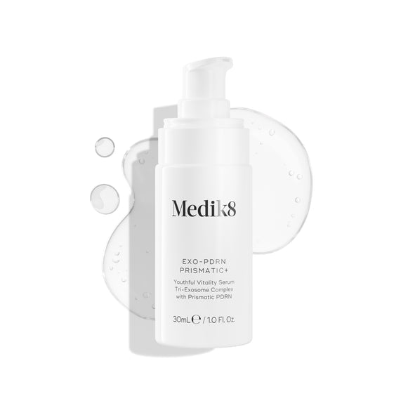 Frasco de sérum Medik8 com a embalagem sobre um fundo branco.-1