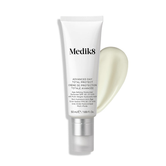 Uma bisnaga de Medik8 Advanced Day Total Protect é apresentada com uma espiral de creme de cor clara ao lado.-18