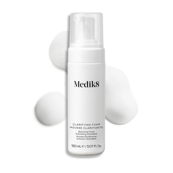 Frasco com doseador do Medik8 Clarifying Foam apresentado sobre um fundo branco limpo, com três porções de espuma branca e leve.-34